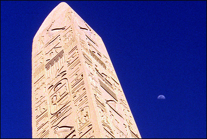 egypte obelisque et lune