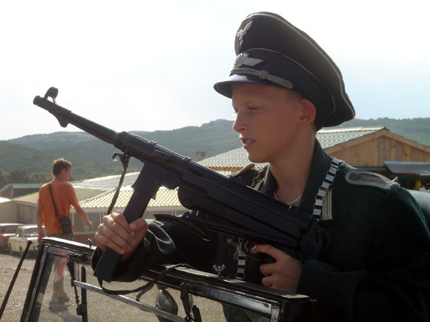 yalta gamin russe deguise en nazi