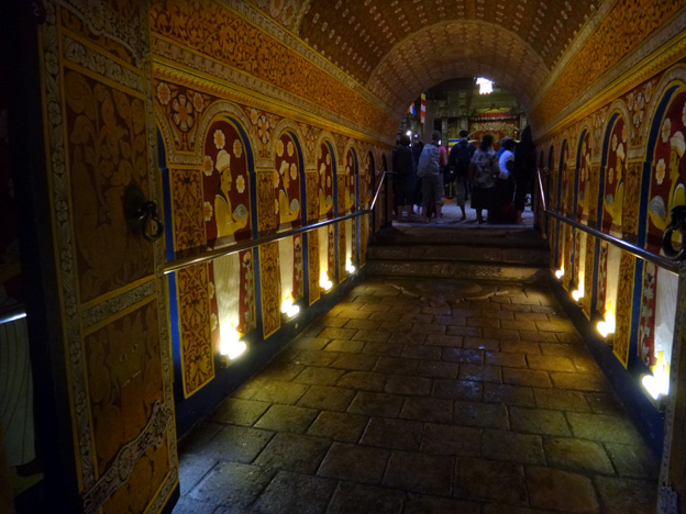 kandy interieur temple de la dent de bouddha sri lanka